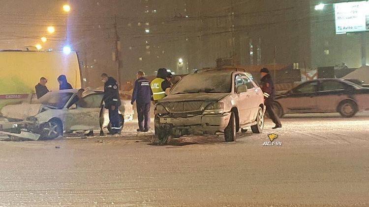 Фото Два человека пострадали в ночном ДТП в Новосибирске 4